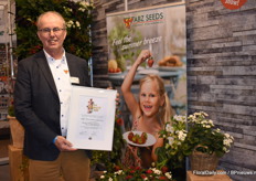Gé Bentvelzen from ABZ Seeds with his SummerBreeze Snow. This product also won the best novelty award at the IPM in the patio-plants category.